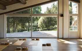 Der lichtdurchflutete Yogaraum - Foto: Stefana Scatà